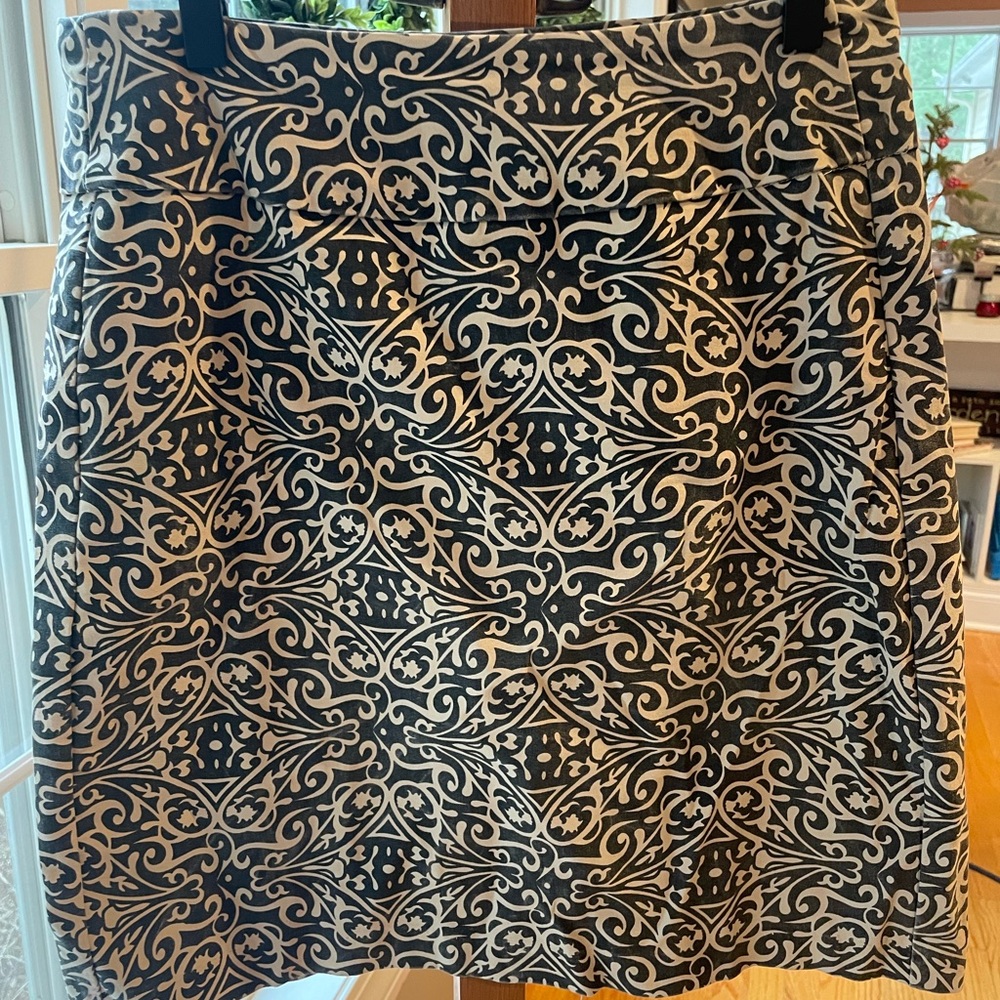 Elegant Black and Cream Patterned Skirt LuLu B Size 6 Stretch Flat Front Pull Up